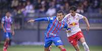 Nicol&aacute;s Acevedo, do Bahia, disputa lance com Rodriguinho, do Bragantino, pelo Brasileir&atilde;o.   Foto: Anderson Lira/Sports Press Photo/SPP/Alamy Live News