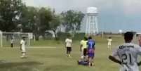 Homens armados chegaram de moto &agrave; lateral do campo e abriram fogo contra torcedores - Foto: Reprodu&ccedil;&atilde;o de v&iacute;deo / Jogada10
