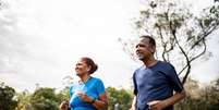 Caminhar &eacute; &oacute;timo ap&oacute;s os 60 anos, mas esse exerc&iacute;cio trabalha o corpo inteiro: ele protege o cora&ccedil;&atilde;o, fortalece m&uacute;sculos, melhora o humor e ainda preserva a fun&ccedil;&atilde;o cognitiva Foto: Xataka