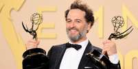 Matthew Rhys com seus dois Emmys de melhor ator por seus pap&eacute;is em O Segredo de Widow's Bay e O Monstro em Mim Foto: Getty Images / BBC News Brasil