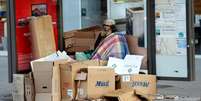 Imagem de ilustra&ccedil;&atilde;o. Pessoa em situa&ccedil;&atilde;o de rua em Paris. Uni&atilde;o Europeia tem mais de 150 mil idosos sem-teto.  Foto: REUTERS/Charles Platiau / RFI