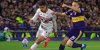 Santiago Ascacibar, do Boca Juniors, disputa a bola com Lucas Ramon, do S&atilde;o Paulo, pela Sul-Americana. Foto: Action Plus Sports Images/Alamy Live News