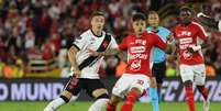 Gabriel, do Vasco, disputa a bola com Alexis Zapata, do Independiente Santa Fe, pela Sul-Americana. Foto: John Vizcaino/AP/Alamy Live News