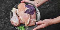 Entenda por que voc&ecirc; n&atilde;o deve lavar o frango antes de cozinhar  Foto: Freepik