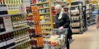 Sozinha numa tarde de compras, Vera Holtz circulou pelo mercado sem ser incomodada  Foto: Sala de TV