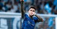 R&uacute;ben Neves em a&ccedil;&atilde;o com a camisa do Al-Hilal no Campeonato Saudita - Foto: Yasser Bakhsh/Getty Images / Jogada10