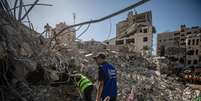 Palestinos buscam v&iacute;timas em escombros de pr&eacute;dio desabado na Cidade de Gaza  Foto: ANSA / Ansa - Brasil