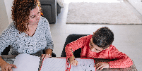 O apoio dos pais pode ajudar os filhos a desenvolver uma rela&ccedil;&atilde;o mais positiva com a matem&aacute;tica Foto: VCoscaron | Shutterstock / Portal EdiCase