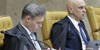O relator do processo no STF sobre o Banco Master, André Mendonça (à esquerda), ao lado do juiz Alexandre de Moraes, em Brasília, 15 de setembro de 2026.  Foto: AFP - ROSINEI COUTINHO / RFI