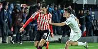 Eric Meza, do Estudiantes, disputa a bola com Breno Bidon, do Corinthians, pela Libertadores. Foto: Ivan Tenicela/DiaEsportivo/Alamy Live News