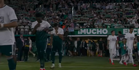 Vini Jr. e Mbappé entraram em campo e não deram total apoio à campanha  Foto: Reprodução/YouTube/CazéTV