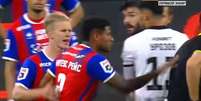 Matheus Reis, do CSKA Moscou, empurrou o &aacute;rbitro ap&oacute;s ser expulso no Campeonato Russo &ndash; Reprodu&ccedil;&atilde;o de v&iacute;deo  Foto: Jogada10