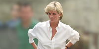 Schutz se inspira em Lady Di para criar os mocassins com cara de 'sapatos de av&oacute;' mais confort&aacute;veis e elegantes: loafers que a princesa combinava com blazer e jeans bem anos 90. Foto: Getty Images, Stefan Rousseau - PA Images / Purepeople