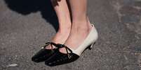Sapato bicolor volta aos holofotes em 2026; veja 5 formas modernas e elegantes de combinar o clássico nos looks Foto: Reprodução: Edward Berthelot / Bons Fluidos