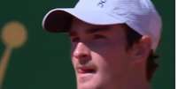 Jo&atilde;o Fonseca durante vit&oacute;ria sobre Matteo Berrettini no Masters 1000 de Monte Carlo - Foto: Reprodu&ccedil;&atilde;o/TennisTV/Captura de tela da transmiss&atilde;o / Esporte News Mundo