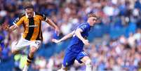 Regan Slater, do Hull City, disputa a bola com Cole Palmer, do Chelsea, pela Premier League. Foto: Paul Terry/Sportimage/Alamy Live News