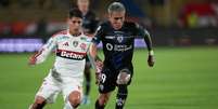 Layan Loor, do Independiente del Valle, disputa lance com Jorge Carrascal, do Flamengo, pela Libertadores. Foto: Dolores Ochoa/AP/Alamy Live News