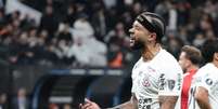 Memphis Depay em jogo contra o Estudiantes.  Foto: Estad&atilde;o Conte&uacute;do