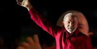 Pesquisas indicam que Lula viu Fl&aacute;vio Bolsonaro recuperar terreno na disputa pelo Planalto nas &uacute;ltimas semanas  Foto: Reuters / BBC News Brasil