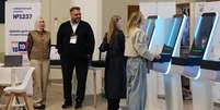 Eleitoras comparecem &agrave;s urnas em Moscou, no primeiro dia de elei&ccedil;&otilde;es legislativas na R&uacute;ssia. (18/09/2026)  Foto: REUTERS - Anastasia Barashkova / RFI