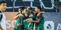 Negueba (de verde) leva o Maringá ao ataque e é marcado por Diogo Mateus. Foto: Fernando Teramatsu / Maringá FC / Jogada10