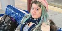 Emily Normandin-Parker est&aacute; sentada em um banco.  Foto: Panish, Shea, Ravipudi / BBC News Brasil