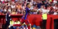 Raphinha comemora um dos tr&ecirc;s gols marcados diante do Sevilla &ndash;  Foto: Fran Santiago/Getty Images / Jogada10