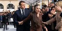 Macron tentou um contato mais próximo com Catherine Ringer, mas levou um fora na frente de convidados e da imprensa  Foto: Reprodução/YouTube (imagem melhorada com IA)