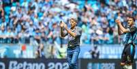 Renato agradece o apoio da torcida do Gr&ecirc;mio ap&oacute;s o empate com o Palmeiras &ndash;  Foto: Lucas Uebel / Gr&ecirc;mio FBPA / Jogada10