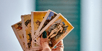 O tarot indica uma semana de decis&otilde;es importantes e novas experi&ecirc;ncias para os signos Foto: Daria Zelenska | Shutterstock / Portal EdiCase