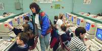 As crian&ccedil;as dos anos 90 trazem gravada a fogo uma nostalgia que seus filhos n&atilde;o vivenciar&atilde;o. Quando a tecnologia escolar daquela &eacute;poca desapareceu, levou consigo os seus sons. Foto: Xataka