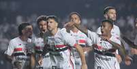 Calleri comemora com companheiros de São Paulo gol da vitória sobre o Inter  Foto: Werther Santana/Estadao / Estadão