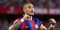 Raphinha comemora segundo dos tr&ecirc;s gols feitos contra o Sevilla, pela s&eacute;tima rodada de La Liga 2026/27 -   Foto: Fran Santiago/Getty Images / Esporte News Mundo