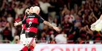 Varela marca, contra o Bragabtino,&nbsp; o seu quinto fol com a camisa do Flamengo .  Foto: Gilvan de S0uza/Flamengo / Jogada10