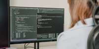 Programa ensina Java do zero, boas práticas de desenvolvimento, ecossistema Spring e uso de GitHub Copilot e agentes de IA Foto: MTStock Studio/iStock / Catraca Livre