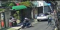 Criminosos fugiram do local em uma motocicleta.  Foto: Reprodução/Câmera de Segurança / Estadão