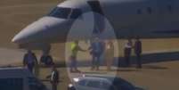 Moraes e Viviane aparecem deixando um Legacy 650, de prefixo PP-NLR, e sendo recebidos na pista  Foto: Reprodução/X/O Globo
