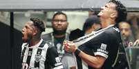 Jogadores do Atl&eacute;tico em jogo contra o Santos Foto: Jogadores do Atl&eacute;tico em jogo contra o Santos ( Divulga&ccedil;&atilde;o/Atl&eacute;tico ) / G&aacute;vea News