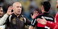 T&eacute;cnico Leo Jardim comemora com De la Cruz ap&oacute;s vit&oacute;ria sobre o Bragantino &ndash;  Foto: GILVAN DE SOUZA/FLAMENGO / Jogada10