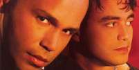 Detalhe da capa do &aacute;lbum S&oacute; N&oacute;s Dois, de Rick &amp; Renner, com Rick &agrave; frente Foto: Warner Music/Reprodu&ccedil;&atilde;o / BBC News Brasil