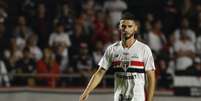 Domingos Duarte, zagueiro do S&atilde;o Paulo, sofre rompimento do ligamento cruzado anterior do joelho direito e n&atilde;o dever&aacute; jogar mais em 2026 Foto: Rubens Chiri e Paulo Pinto/Saopaulofc.net