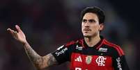 Pedro, atacante do Flamengo, durante comemora&ccedil;&atilde;o de seu gol contra o Red Bull Bragantino, no Maracan&atilde;, pela 28&ordf; rodada do Campeonato Brasileiro de 2026 - Foto: Buda Mendes/Getty Images / Esporte News Mundo