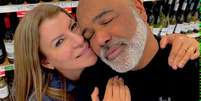 Geralda e Rick posam juntos em momento descontraído  Foto: Reprodução Instagram | @gehelena01