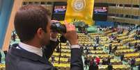 Rep&oacute;rter Felippe Coaglio, da TV Globo e GloboNews, levou um bin&oacute;culo para acompanhar de perto as rea&ccedil;&otilde;es dos l&iacute;deres mundiais aos discursos na Assembleia Geral da Organiza&ccedil;&atilde;o das Na&ccedil;&otilde;es Unidas (ONU)  Foto: Reprodu&ccedil;&atilde;o/GloboNews