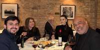 Jos&eacute; Antunes J&uacute;nior e Rick durante jantar com suas esposas  Foto: Reprodu&ccedil;&atilde;o/Instagram