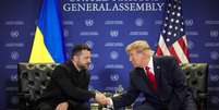 O presidente dos EUA, Donald Trump, e seu homólogo ucraniano, Volodymyr Zelensky, apertam as mãos durante reunião à margem da 81ª Assembleia Geral das Nações Unidas, em Nova York, EUA, em 22 de setembro de 2026.  Foto: RFI