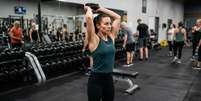 O Pilates pode exigir bastante dos bra&ccedil;os, principalmente em exerc&iacute;cios de sustenta&ccedil;&atilde;o e estabiliza&ccedil;&atilde;o. Foto: Imagem gerada por intelig&ecirc;ncia artificial / Catraca Livre