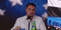 Flávio Bolsonaro em live no YouTube  Foto: @ TVCelularFlavioBolsonaro via YouTube / Estadão