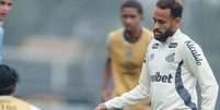 Barreal est&aacute; pr&oacute;ximo de voltar aos gramados &ndash;  Foto: Raul Baretta / Santos / Jogada10