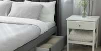 Quarto sem espa&ccedil;o para guarda Foto: roupa? Conhe&ccedil;a 5 solu&ccedil;&otilde;es pr&aacute;ticas e estilosas para organizar roupas e aproveitar melhor cada cantinho - Reprodu&ccedil;&atilde;o: Africa images / Bons Fluidos
